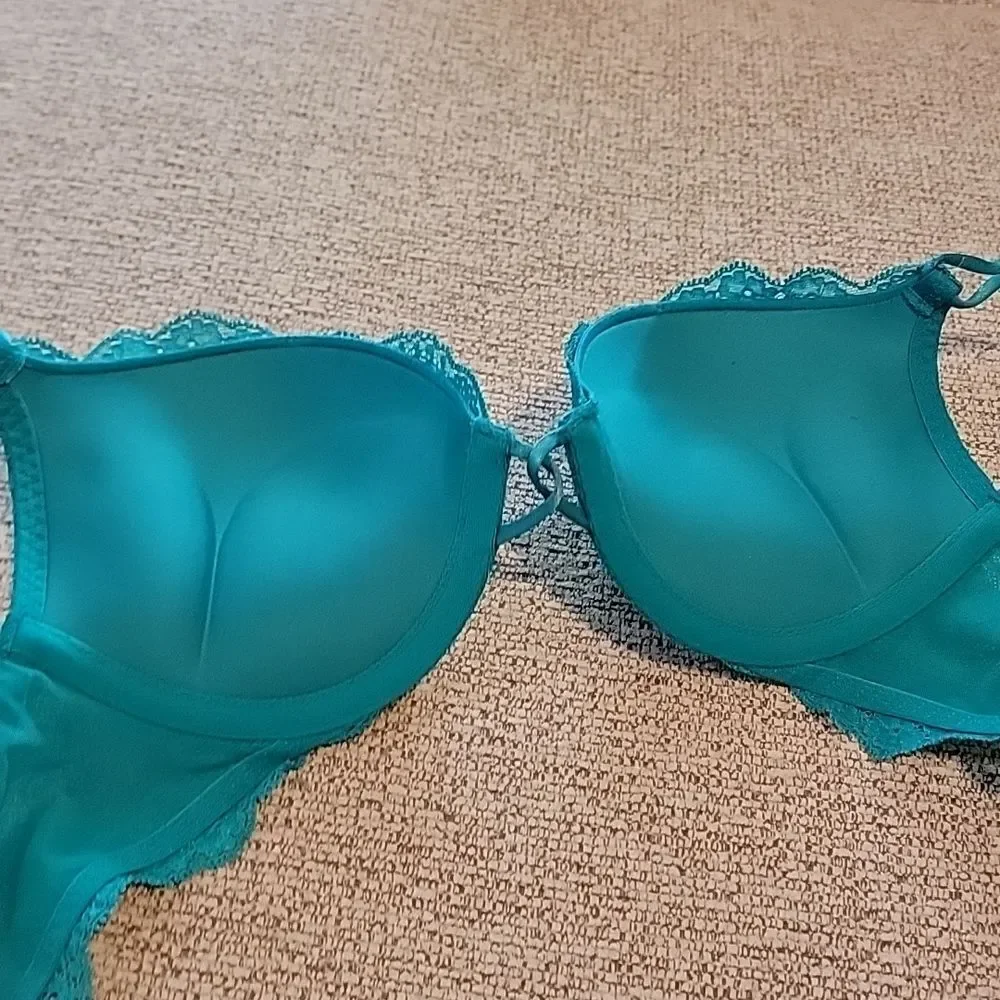 Victoria's Secret Miraculous Plunge Bra - Picture 7 of 9